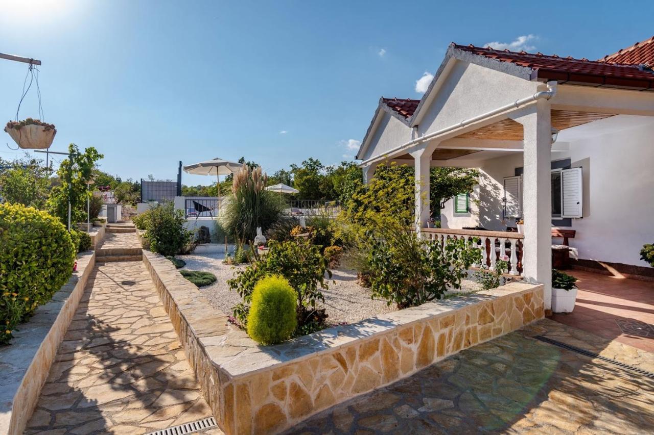 Вилла House Camellia With Fenced Pool And Playground Blizna Donja Экстерьер фото